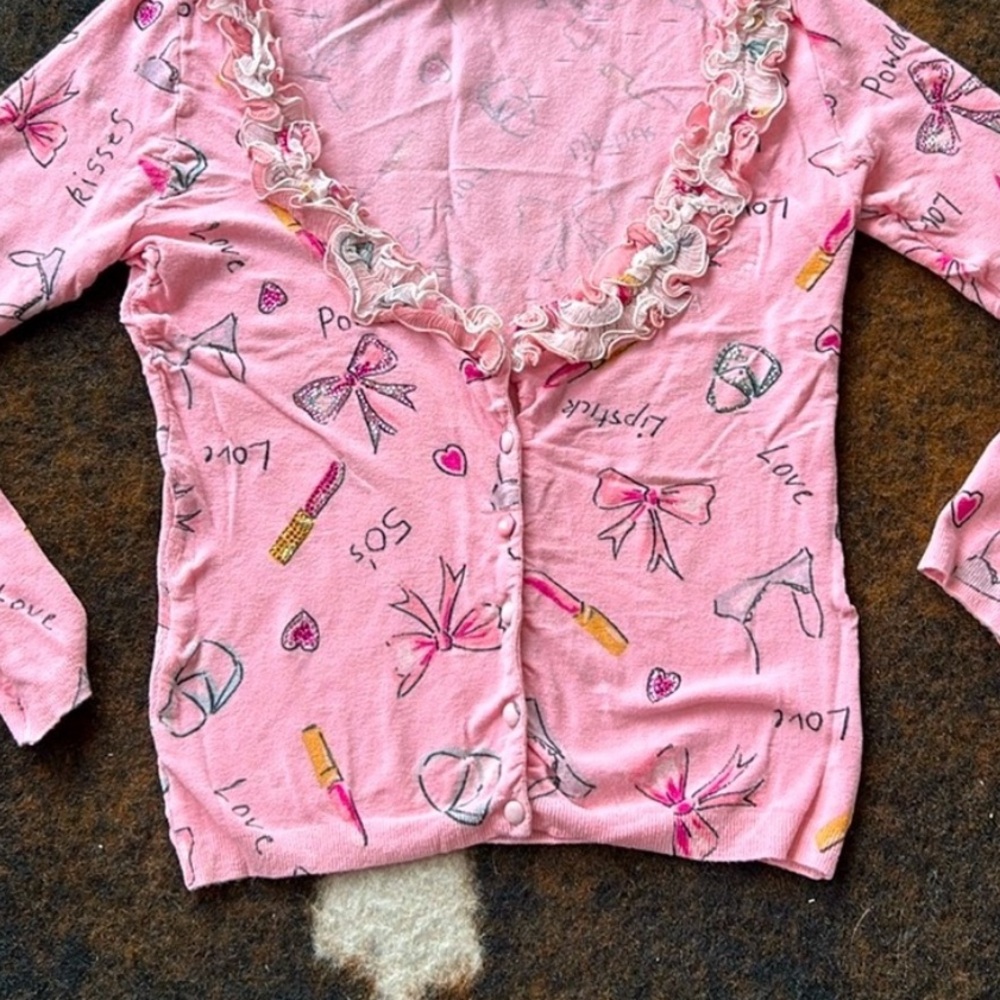 Blumarine Pink Ruffle-Trim Button Cardigan with Bow & Lipstick Print - Picture 2 of 6